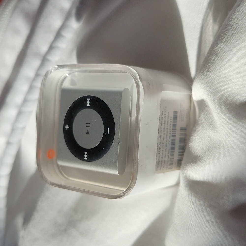 Apple iPod Shuffle 4th Generation Silver, 2GB, MD778LL/A NEW IN ORIGINAL PACKAGE
